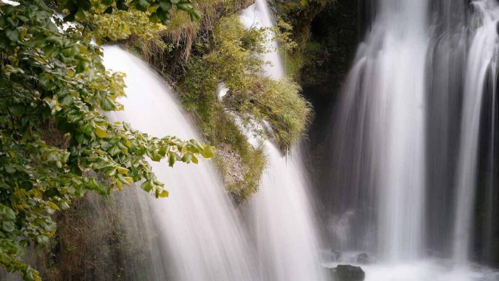 Image of a waterfall - Jerry Mikutis Reiki Chicago - Holy Love II Experience