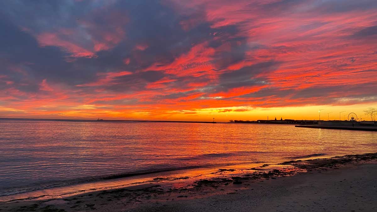 Photo of dawn along Lake Michigan in Chicago